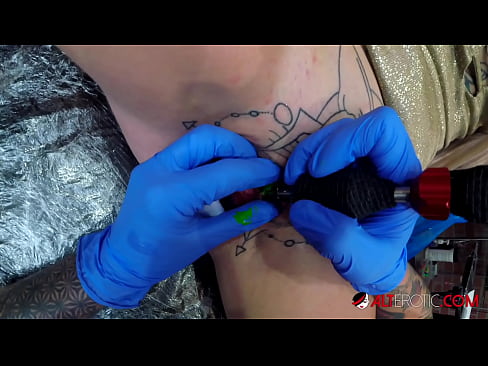 ❤️ La bomba Sully Savage, molt tatuada, es va tatuar al clítoris ☑ Vídeo porno al porno ca.seecamsus.top ☑